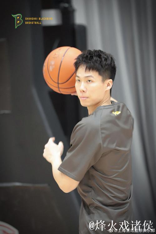 上海玄鸟队巡礼:赖益烨、汤杰等球员亮相NBL发布 上海玄鸟队巡礼:赖益烨、汤杰等球员亮相NBL发布